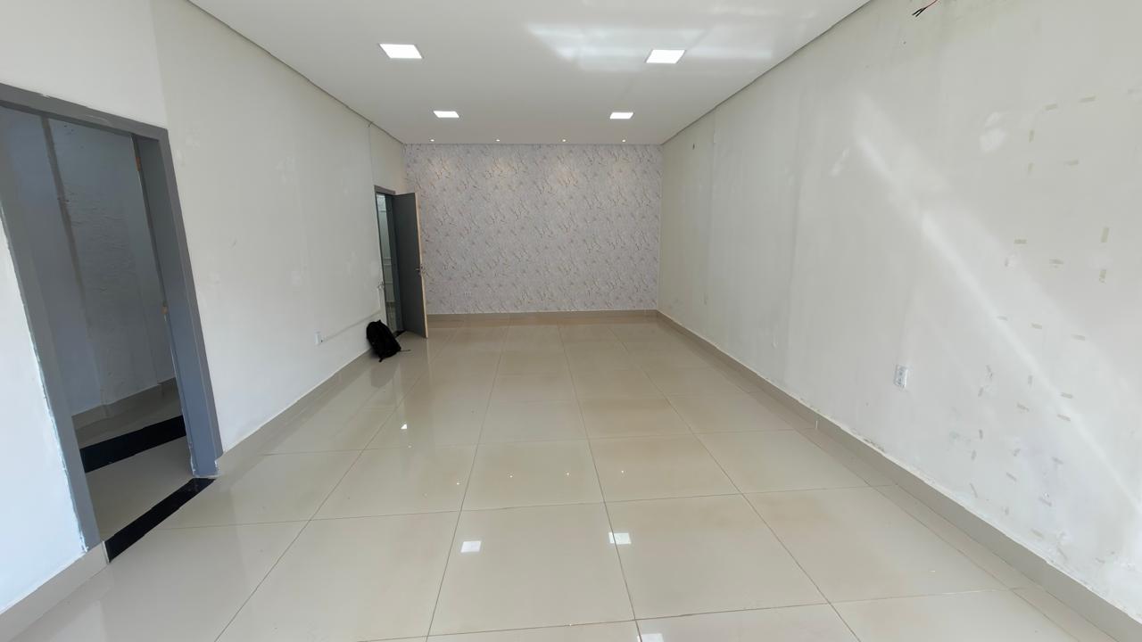 Interior antes da reforma, salão vazio em obra